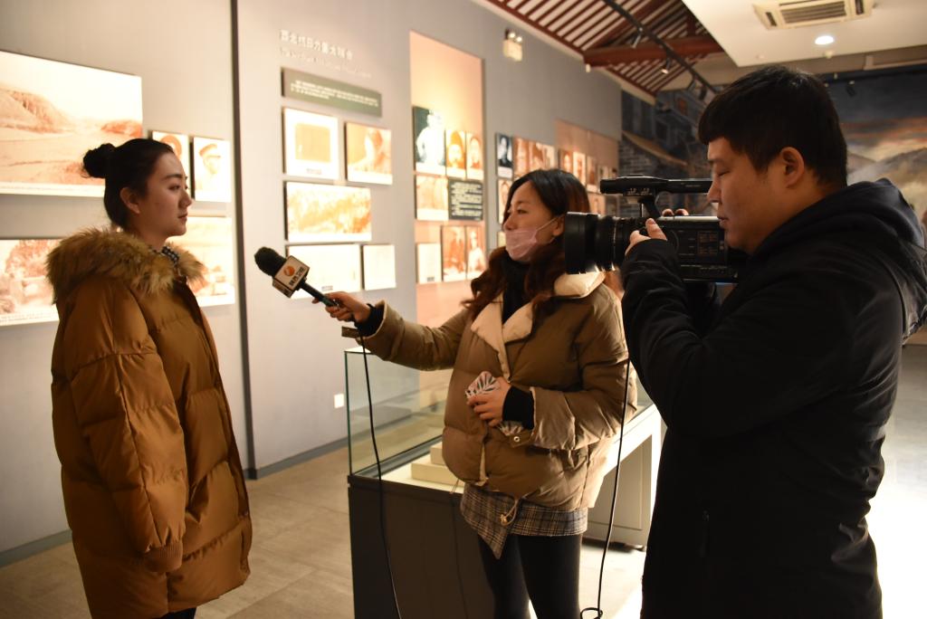 话剧演员接受媒体采访