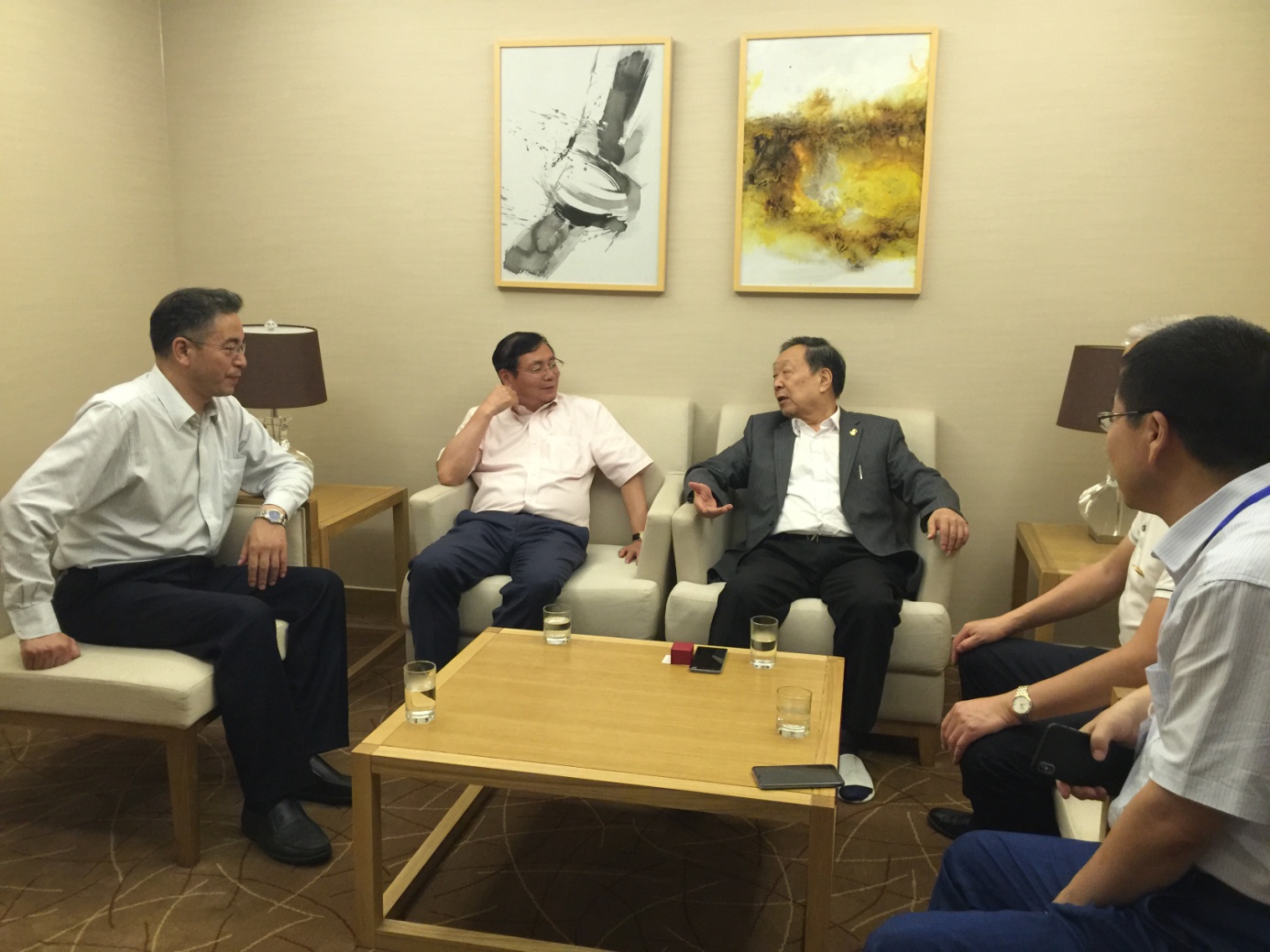 会议间隙,姚顽强经理陪同李树刚副董事长看望与会嘉宾:李德仁院士、龚健雅院士